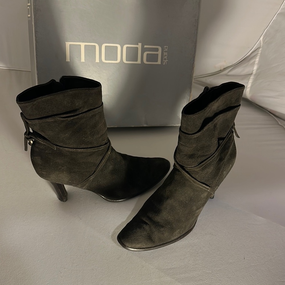 SZ: 8.  Moda Brown Suede Ankle Boots.
